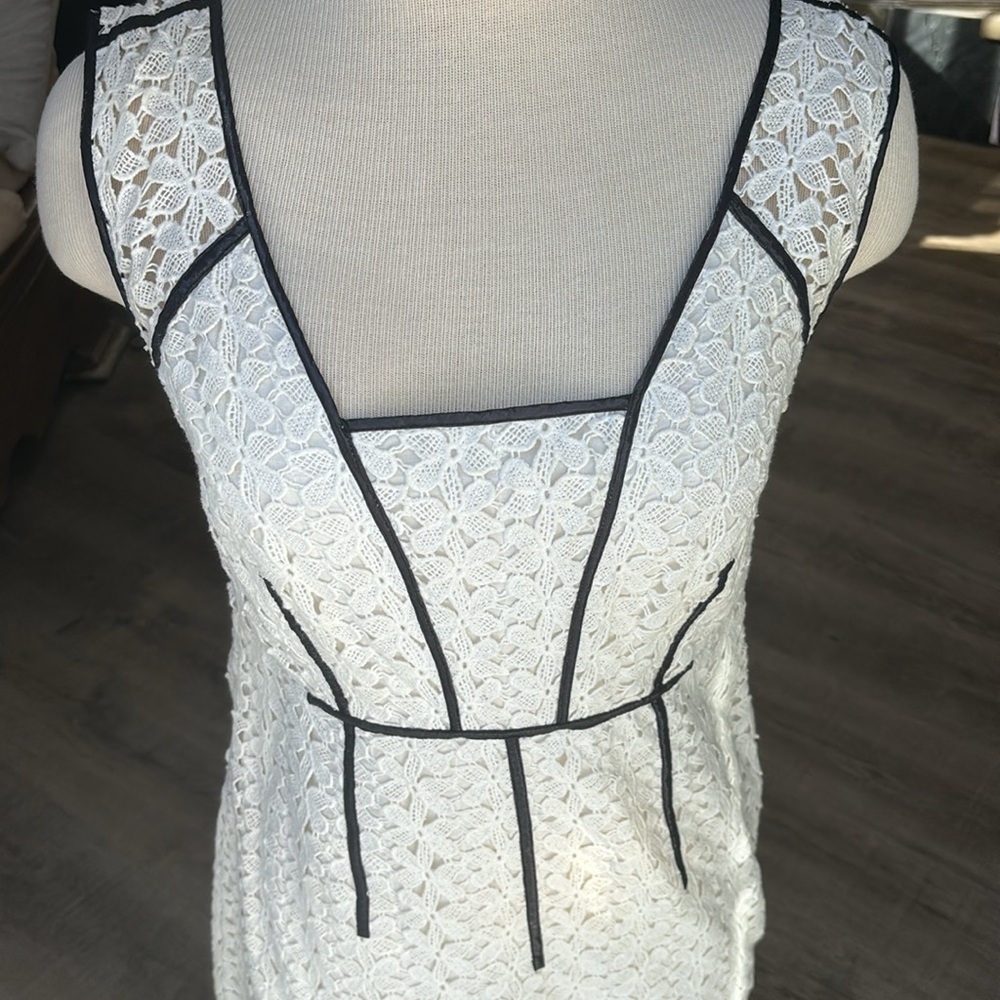 Yoana Barashi beautiful laci dress with black trim - Picture 2 of 5